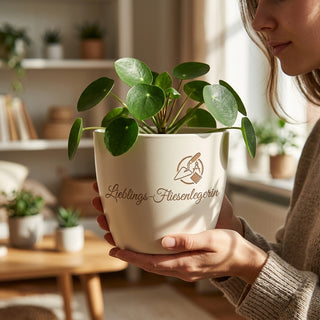 Personalisierter Blumentopf mit Gravur — Geschenk Fliesenlegerin Abschied — im Wohnambiente