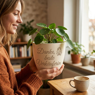 Personalisierter Blumentopf mit Gravur — Danke Geschenk für Verkäuferin — im Wohnambiente