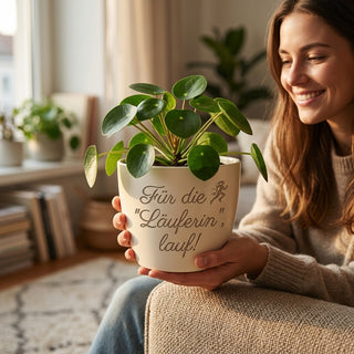 Personalisierter Blumentopf mit Gravur — Geschenk für Läuferin — im Wohnambiente