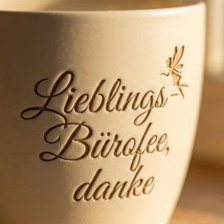Personalisierter Blumentopf — Geschenk für Kauffrau Büromanagement — Detailaufnahme