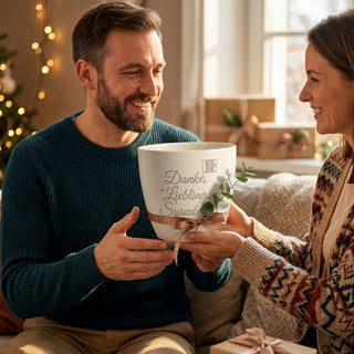 Personalisierter Blumentopf mit Gravur — Danke Geschenk Systemadministrator — als persoenliche Geschenk-Uebergabe