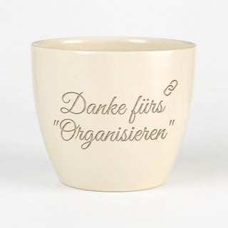 Personalisierter Blumentopf mit Gravur — Geschenk Kauffrau für Büromanagement — Detailansicht der Lasergravur
