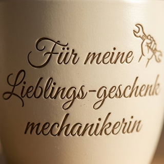 Personalisierter Blumentopf mit Gravur — Geschenk Mechanikerin — Detailaufnahme
