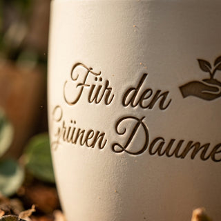 Personalisierter Blumentopf mit Gravur — Geschenk für Blumenfreunde — Detailaufnahme