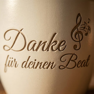 Personalisierter Blumentopf mit Gravur — Danke-Geschenk für Schlagzeuger — Detailaufnahme