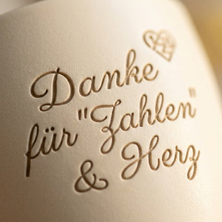 Personalisierter Blumentopf mit Gravur — Geschenk Controllerin Danke — Detailaufnahme