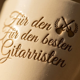 Personalisierter Blumentopf mit Gravur — Geschenk für Gitarristen — Detailaufnahme
