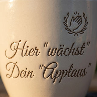 Personalisierter Blumentopf 'Hier wächst Dein Applaus' — Geschenk Sängerin — Detailaufnahme
