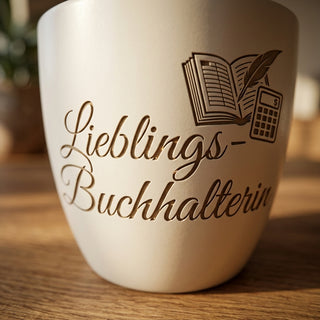 Personalisierter Blumentopf mit Gravur — Geschenk Buchhalterin Abschied — Detailaufnahme