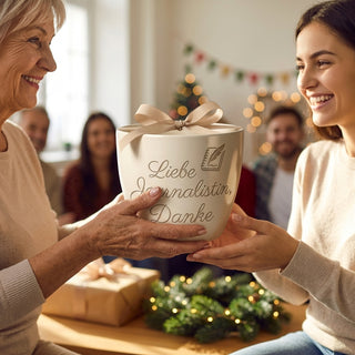 Personalisierter Blumentopf mit Gravur — Geschenk Journalistin Dank — als persoenliche Geschenk-Uebergabe