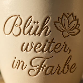 Personalisierter Blumentopf mit Gravur — Geschenk für Malerin — Detailaufnahme