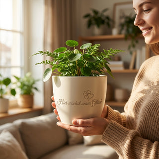 Personalisierter Blumentopf mit Gravur — Geschenk zur Verlobung fürs Paar — im Wohnambiente
