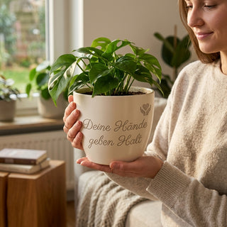 Personalisierter Blumentopf mit Gravur — Geschenk Intensivpfleger — im Wohnambiente