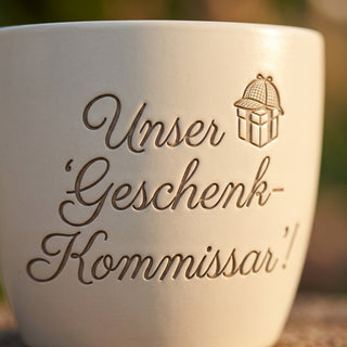 Personalisierter Blumentopf mit Gravur — Danke Geschenk-Kommissar Team — Detailaufnahme