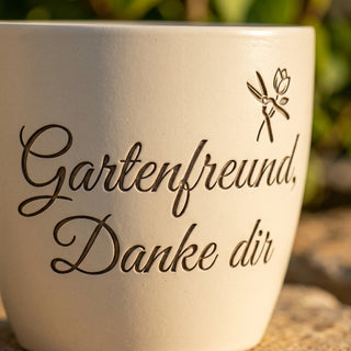 Personalisierter Blumentopf mit Gravur — Geschenk für Naturfreunde zum Danken — Detailaufnahme
