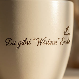Blumentopf mit Gravur „Du gibst Wörtern Seele“ — Geschenk für Synchronsprecher — Detailaufnahme