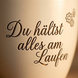 Personalisierter Blumentopf mit Gravur — Geschenk für Systemtechniker — Detailaufnahme