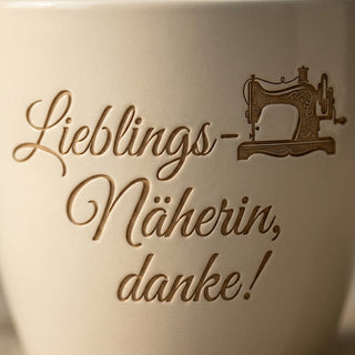 Personalisierter Keramik-Blumentopf mit Gravur — Geschenk Näherin Dankeschön — Detailaufnahme