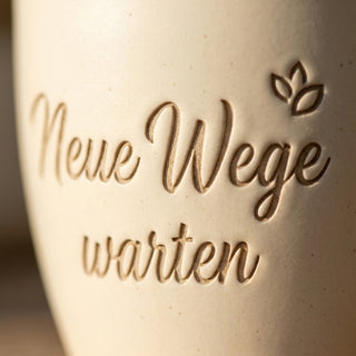 Einzigartiges Geschenk für Abiturientin – Gravur: Neue Wege warten — nahaufnahme