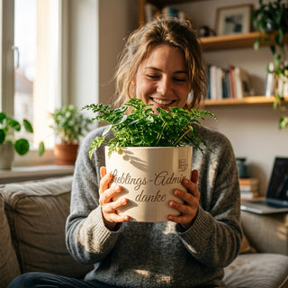 Personalisierter Blumentopf mit Gravur — Geschenk IT Administrator — im Wohnambiente