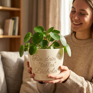 Personalisierter Blumentopf mit Gravur — Geschenk Kassiererin Dankeschön — im Wohnambiente