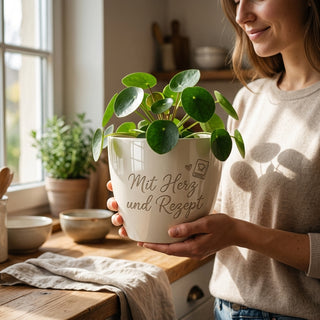 Personalisierter Blumentopf mit Gravur — Geschenk Ärztin Abschied Praxis — im Wohnambiente