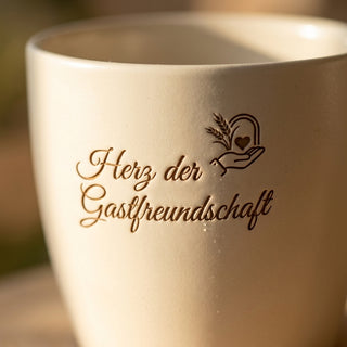 Einzigartiger Blumentopf mit Gravur für Restaurantfachfrau – Herz der Gastfreundschaft — Detailaufnahme