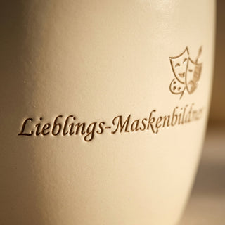 Blumentopf mit Gravur 'Lieblings-Maskenbildner' — Danke Geschenk — Detailaufnahme