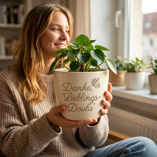 Personalisierter Blumentopf mit Gravur — Dankeschön für deine Wochenbett-Doula — im Wohnambiente