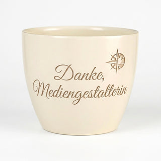 Personalisierter Blumentopf mit Gravur — Geschenk Mediengestalterin — Detailansicht der Lasergravur