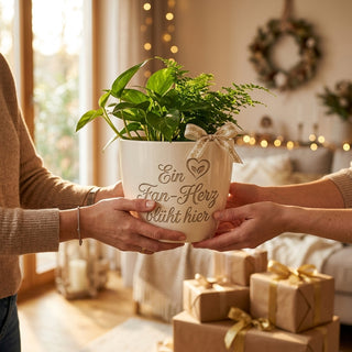 Geschenk für Fußballfans – Blumentopf mit individueller Gravur — als persoenliche Geschenk-Uebergabe