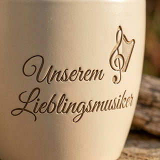 Personalisierter Blumentopf mit Gravur — Geschenk Musiker Geburtstag — Detailaufnahme