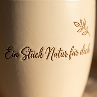 Personalisierter Blumentopf mit Gravur — Geschenk Naturfreund Pflanzenliebhaber — Detailaufnahme