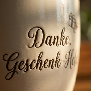 Personalisierter Blumentopf mit Gravur — Geschenk für Cutter & Bastel-Fans — Detailaufnahme