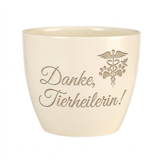 Personalisierter Blumentopf mit Gravur — Geschenk Tierheilpraktikerin Danke — Detailansicht der Lasergravur