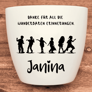 Weißer Blumentopf mit tanzenden Kindern und dem Text "Danke für all die wunderbaren Erinnerungen. Janina". Kita Abschiedsg...