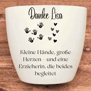 Weißer Blumentopf mit Gravur "Danke Lisa", kleinen Hand- und Herzabdrücken und dem Spruch "Kleine Hände, große Herzen - un...