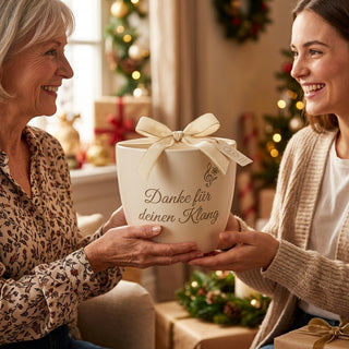 Personalisierter Blumentopf mit Gravur — Danke Geschenk für Harfenistin — als persoenliche Geschenk-Uebergabe