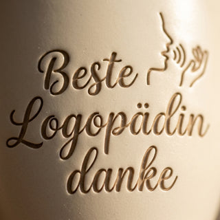 Personalisierter Blumentopf mit Gravur — Geschenk für Logopädin als Dankeschön — Detailaufnahme