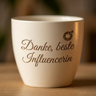Personalisierter Blumentopf mit Gravur — Danke Geschenk Influencerin — Detailaufnahme