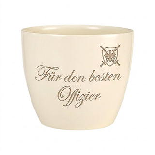 Blumentopf mit Gravur — Geschenk Offizier Beförderung Soldat — Detailansicht der Lasergravur