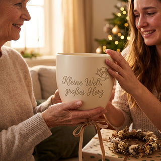 Personalisierter Blumentopf mit Gravur – Geschenk für Modelleisenbahner — als persoenliche Geschenk-Uebergabe
