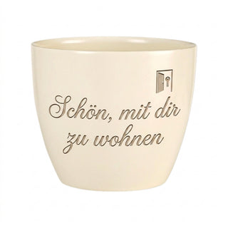 Personalisierter Blumentopf mit Gravur — Geschenk Mitbewohnerin Einzug — Detailansicht der Lasergravur