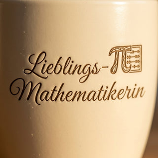 Personalisierter Blumentopf mit Gravur — Geschenk Mathematikerin Abschied — Detailaufnahme