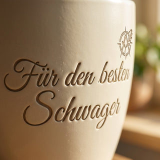 Personalisierter Blumentopf mit Gravur — Geschenk Schwager zum Geburtstag — Detailaufnahme