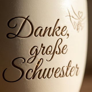 Personalisierter Blumentopf mit Gravur — Geschenk große Schwester zum Danken — Detailaufnahme