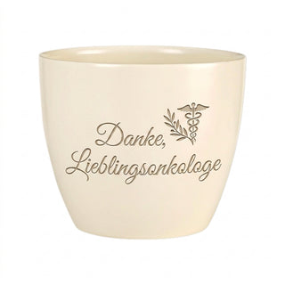 Personalisierter Blumentopf mit Gravur — Dankeschön Onkologe nach Krebstherapie — Detailansicht der Lasergravur