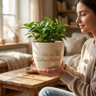 Personalisierter Blumentopf mit Gravur — Geschenk Steuerfachangestellte — im Wohnambiente