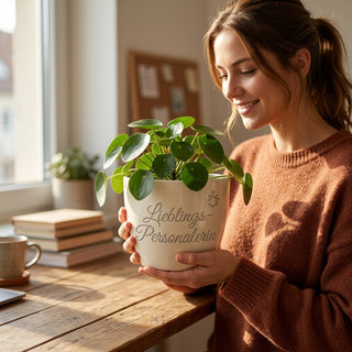 Personalisierter Blumentopf mit Gravur — Geschenk für die Personalerin — im Wohnambiente
