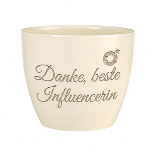 Personalisierter Blumentopf mit Gravur — Danke Geschenk Influencerin — Detailansicht der Lasergravur